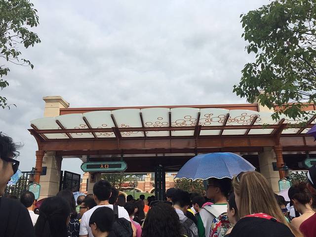 队伍排在离检票口比较近的地方,还挺幸运的呢(大家都很晚到迪士尼的吗