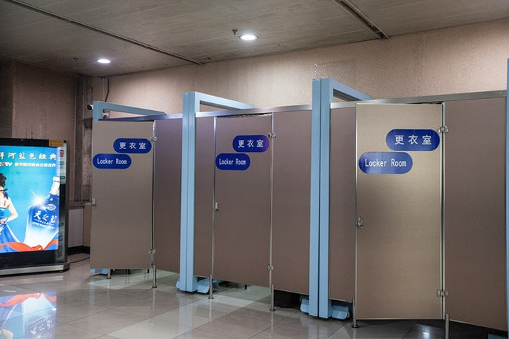 下飞机就看到哈尔滨机场特有的更衣室,很有地域特色有木有.