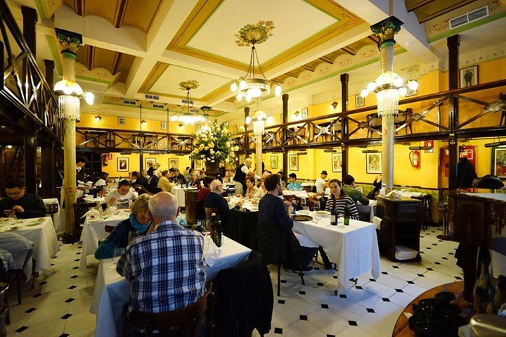 这是一家当地人很喜爱的餐厅,游客大抵也是通过网友推荐而来.