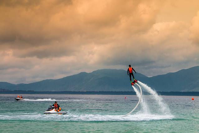 海天飞龙,图片换了个重口味调色!画风好像有点不对.
