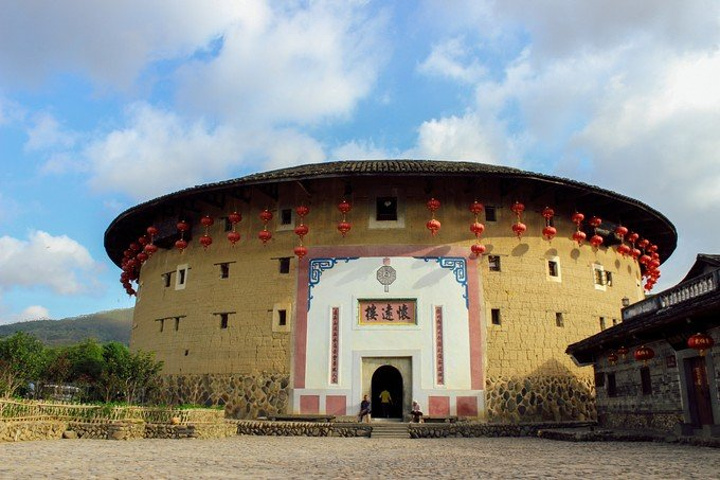 想想也是必须的,你上楼随意走走拍拍人家的屋子,也