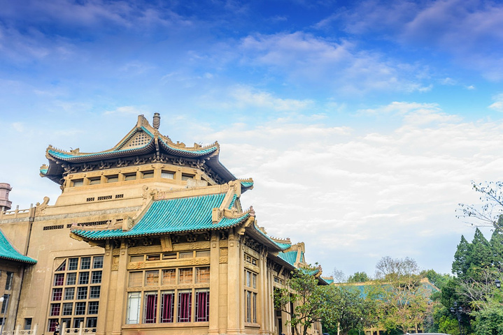 打车从光谷到武汉大学的标志性的大牌楼位置.甚是好看