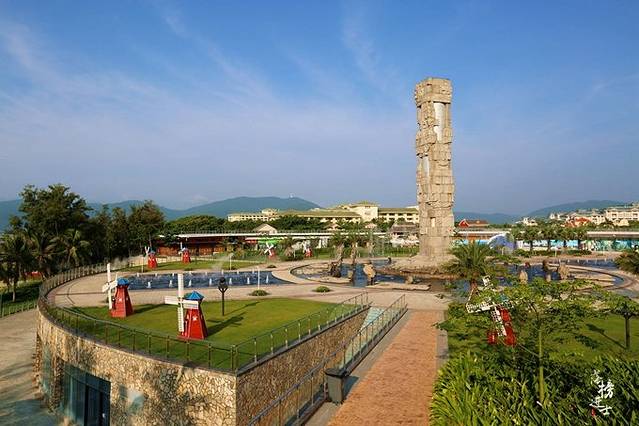 图腾柱文化广场,这个图腾柱就是景区的标志性建筑.