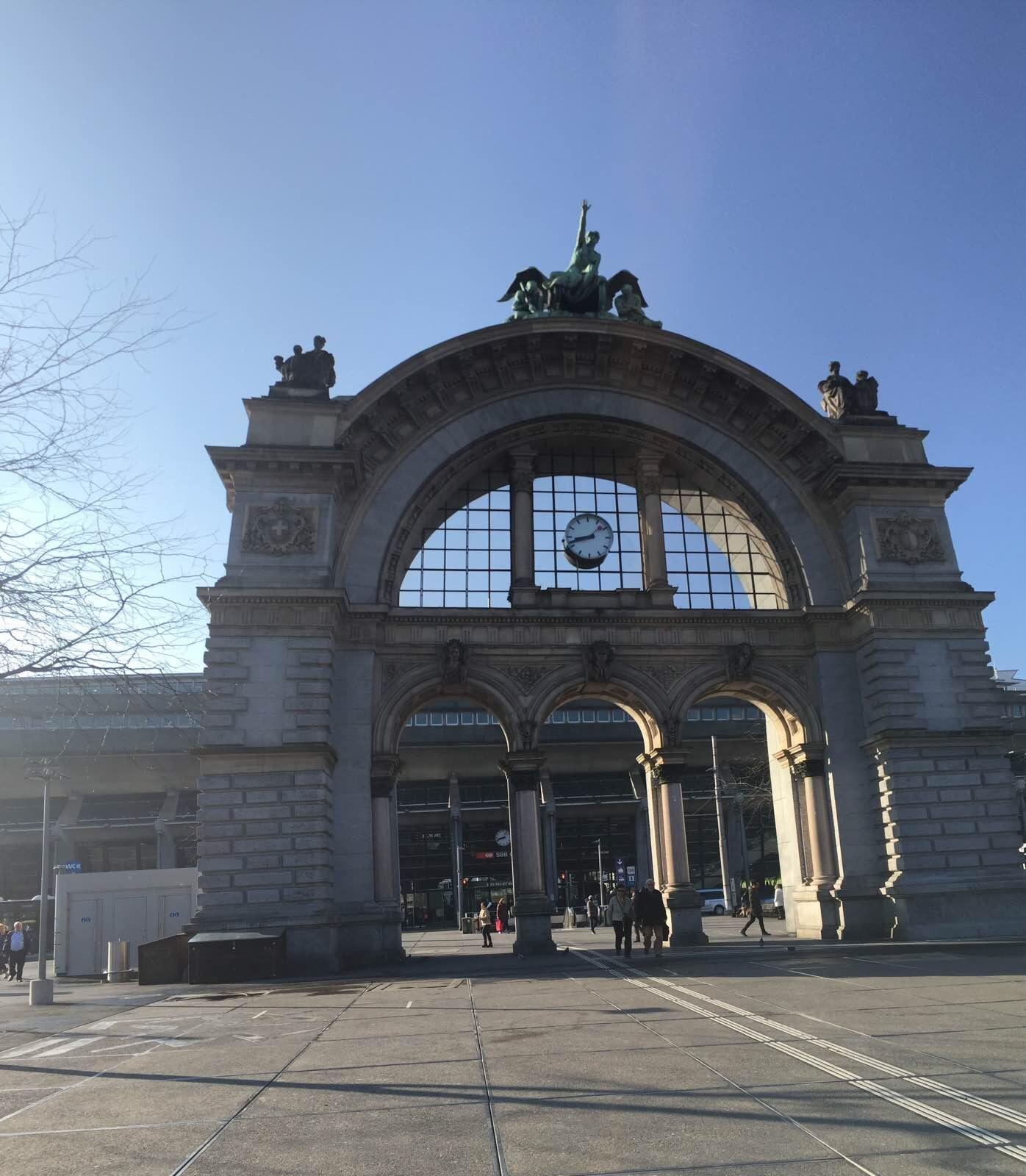 琉森火车站出来,从高出沿着这条红色的坡道直接走到湖边码头