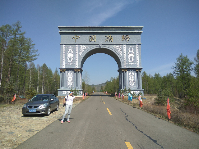 这是一条近路比绕行根河少走100多公里一路伴随的激流河金河镇火车站