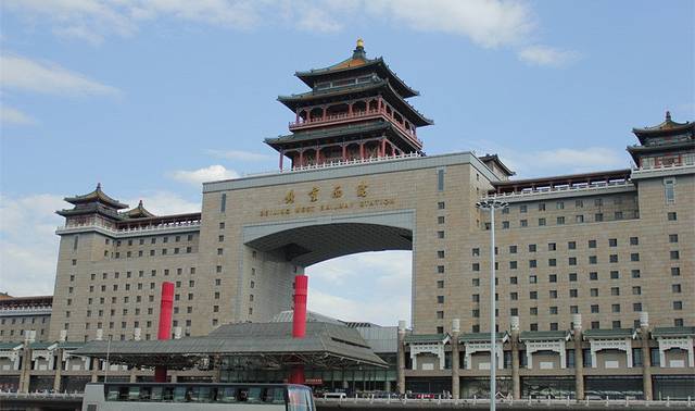 首先坐火车到达北京西站,这是北京具有代表性的建筑之一,有古京城的