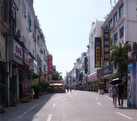 繁华的中山路上也聚集了各种特色的商店,有小资情调的文艺店,有厦门