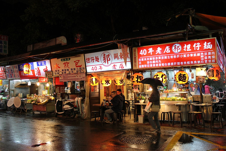 "吃饱饱，步行去辽宁夜市，这个时候我觉得真的是中雨了，雨真的还蛮大的_辽宁街夜市"的评论图片