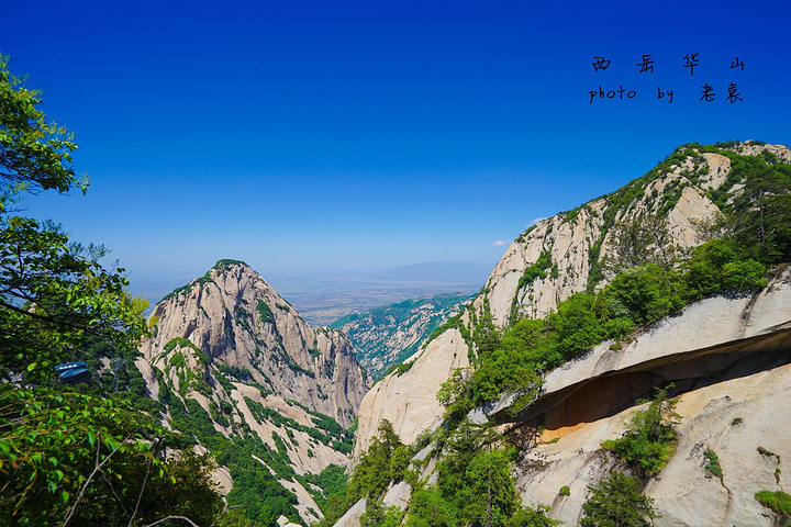 东临飞鱼岭峡谷长约百余米宽不足三尺中突旁收游人在上面行走心旌神摇