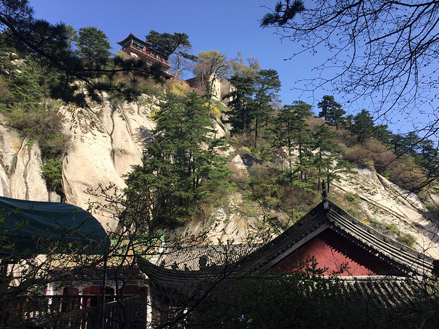 其实心里挺紧张的 那个山真的是好高好险 心里就在那想 这要是