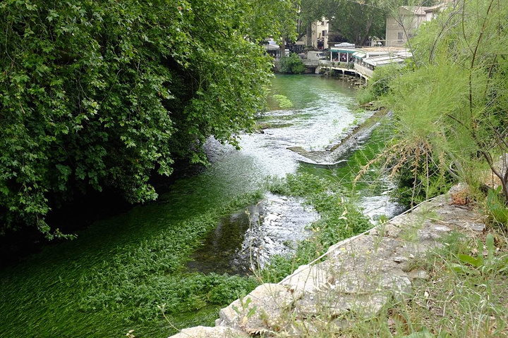 过了这座桥就抵达了泉水小镇