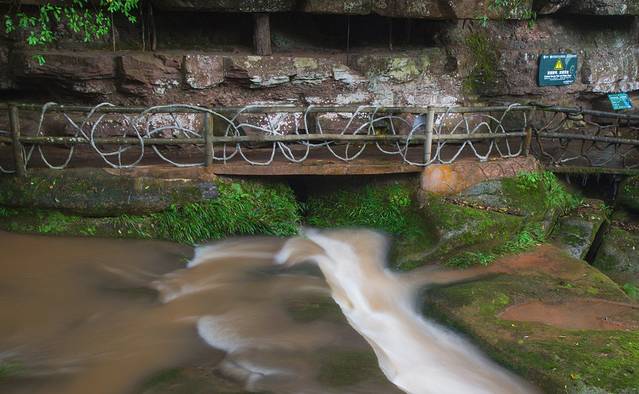 女娲池白龙潭瀑布