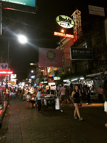 2021考山路 曼谷的酒吧一条街 一瓶啤酒可以和世界各地的朋友一起摇摆到凌晨三点 我们住的青旅距离考山 考山路 评论 去哪儿攻略