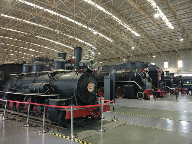 2023中国铁道博物馆东郊馆游玩攻略,一进大厅我们就被震撼了,左.