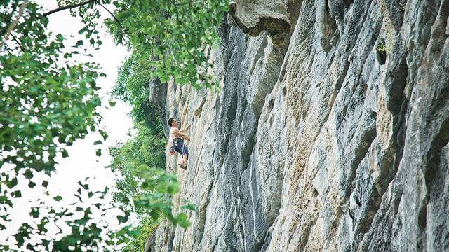 酒瓶山攀岩