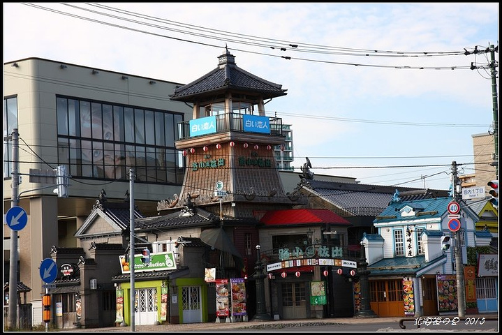 21 今被小樽市民称为出拔小路 周围还围绕着一样拥有特色的小型建筑 塔上最显眼的广告广告牌是白色恋人 出拔小路 评论 去哪儿攻略