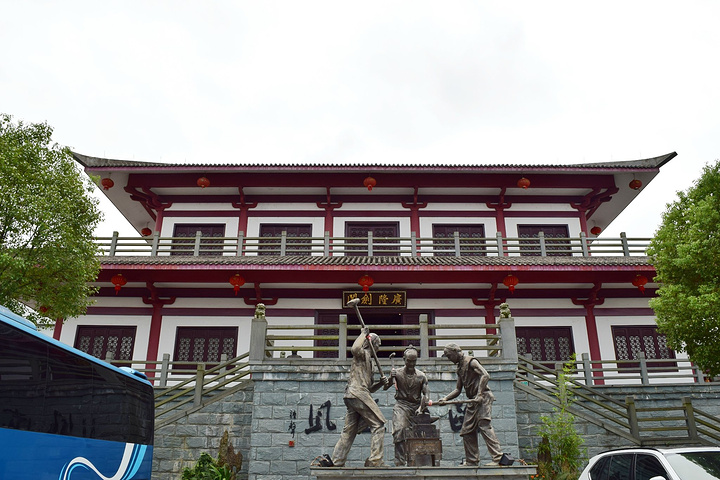 从青田到龙泉剑铺,车程两小时左右,到的时候,天阴阴的,乌云压空城欲摧