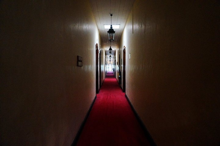 晚上最好结伴,因为山路有点黑.楼道狭长,看起来很神秘