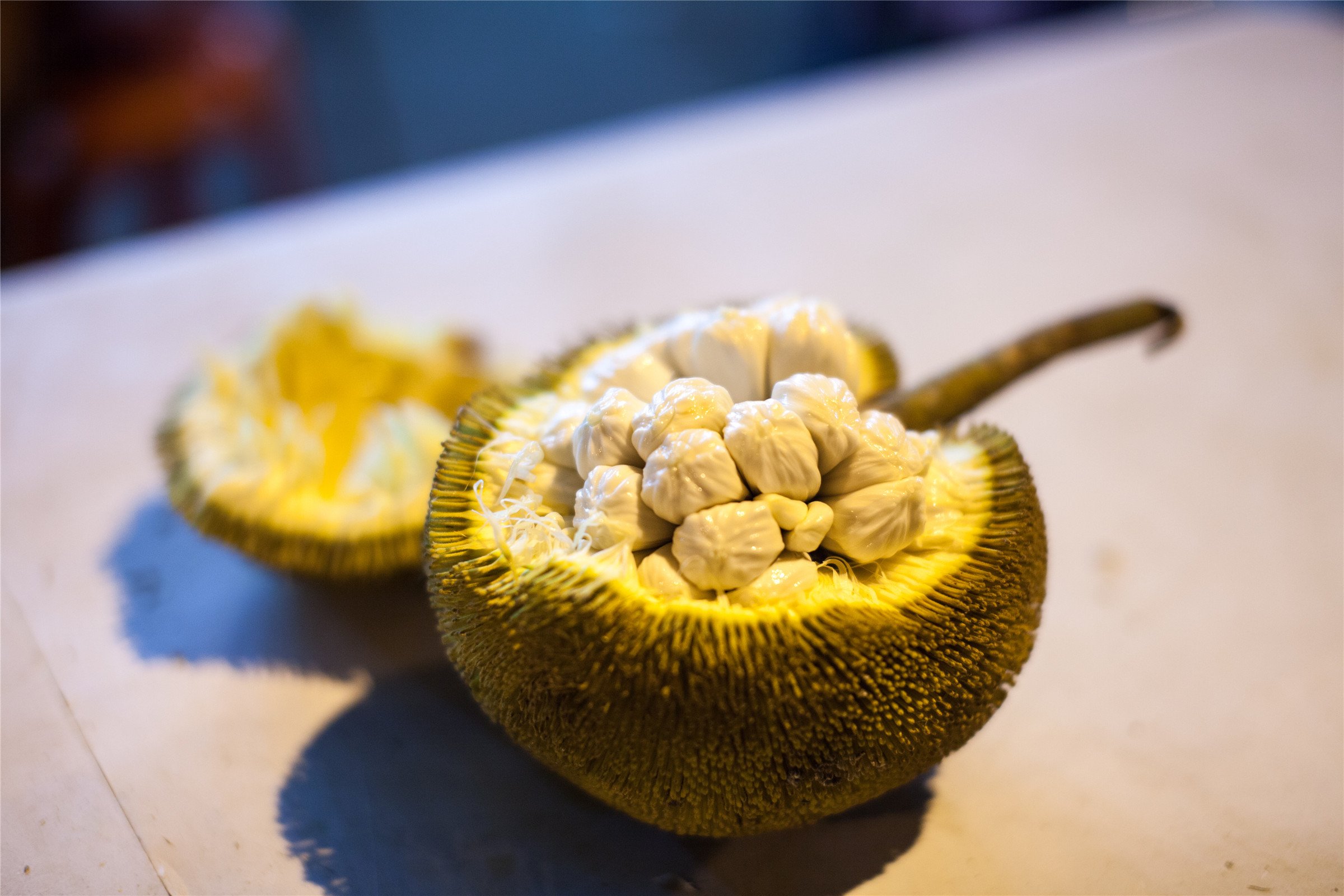 玩转马来西亚仙本那 吃完之后,看见摊子傍边是卖菠萝蜜和沙巴果的大姐