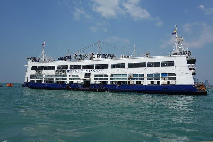 停泊在海上的东方公主号游船,这里是看人妖歌舞表演的地方哦.