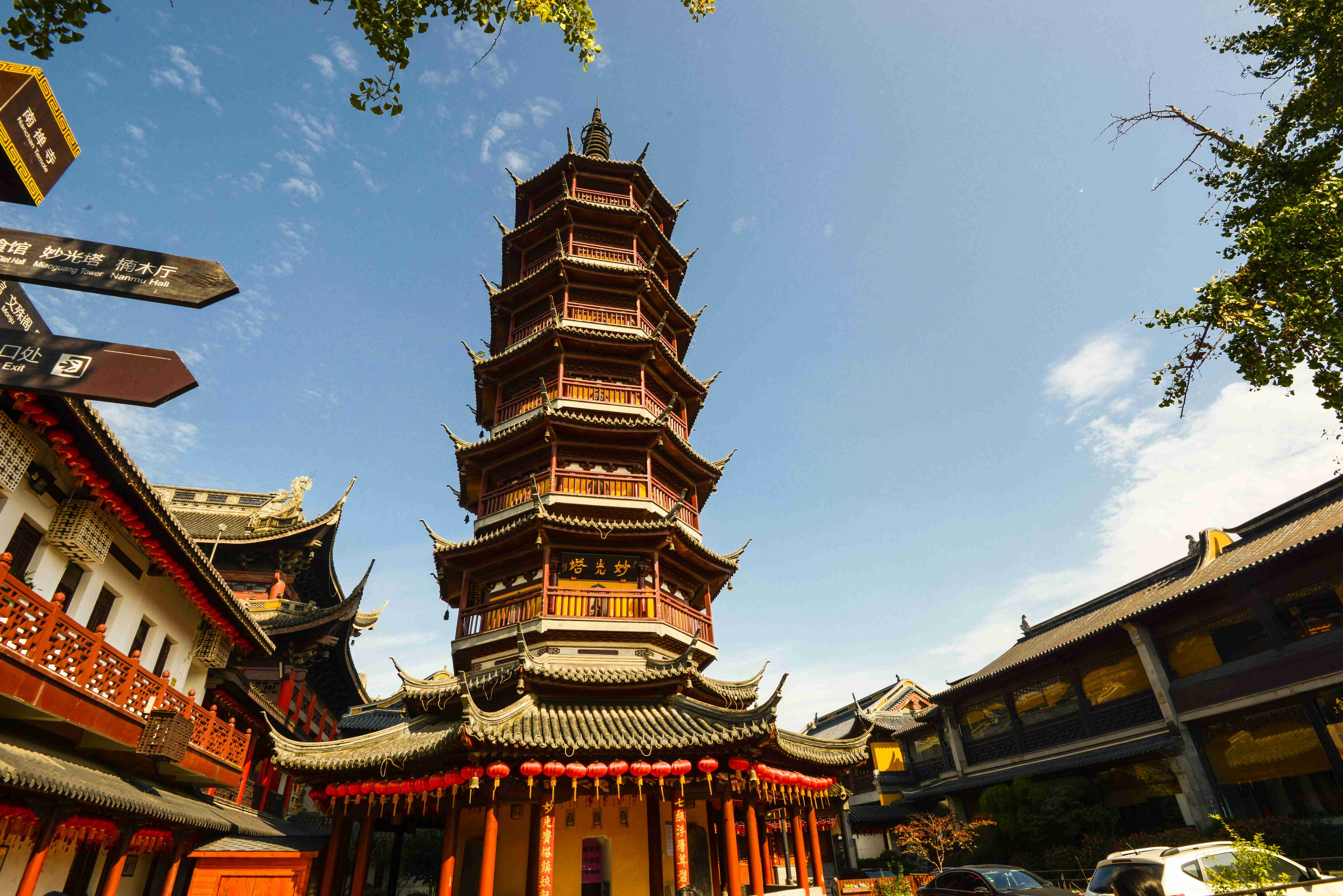 寺庙内妙光塔很是耀眼,一切的建筑充满了佛教的韵味