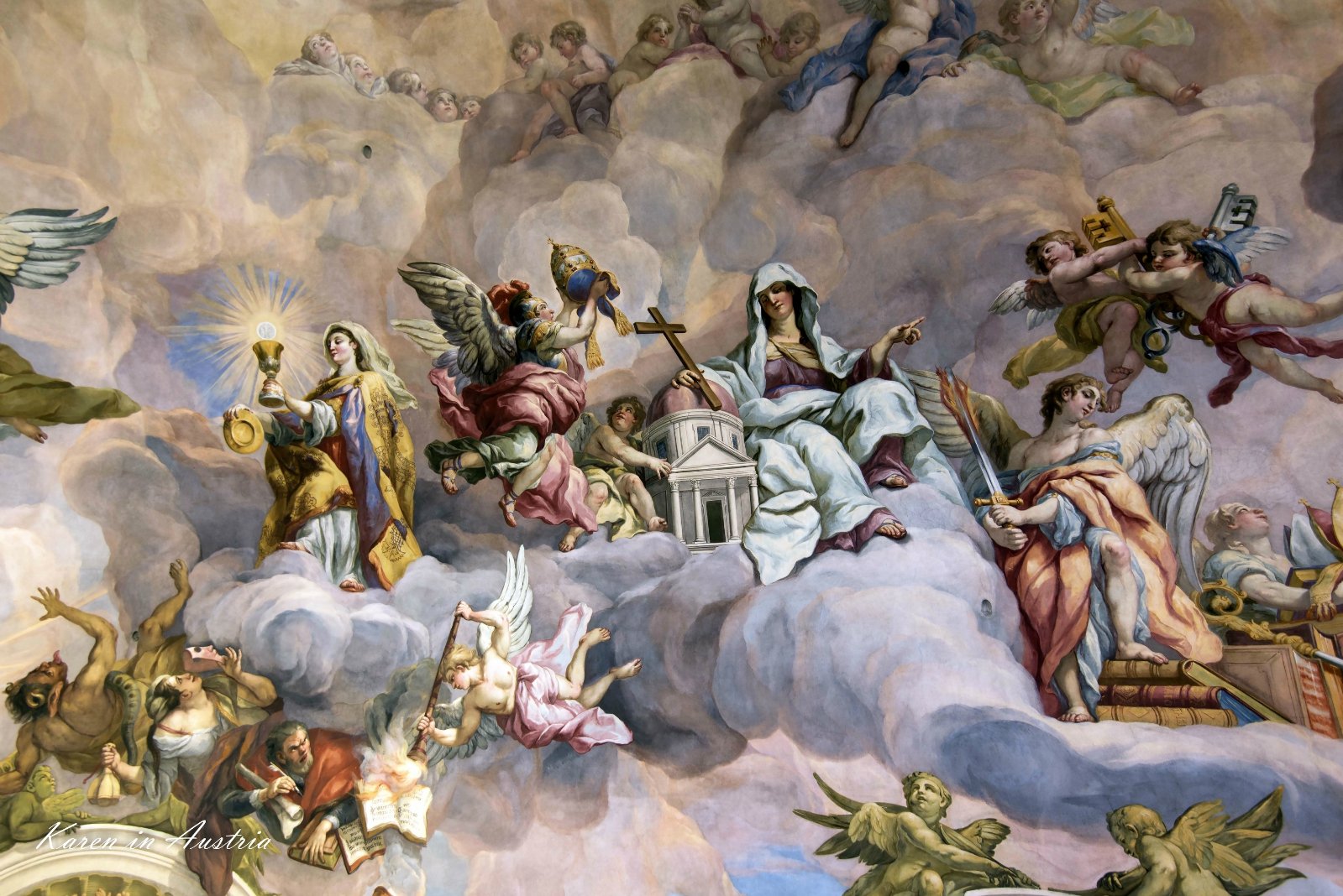 水池中的倒影看起来更加美丽整体装饰华丽庄严穹顶的宗教壁画十分逼真