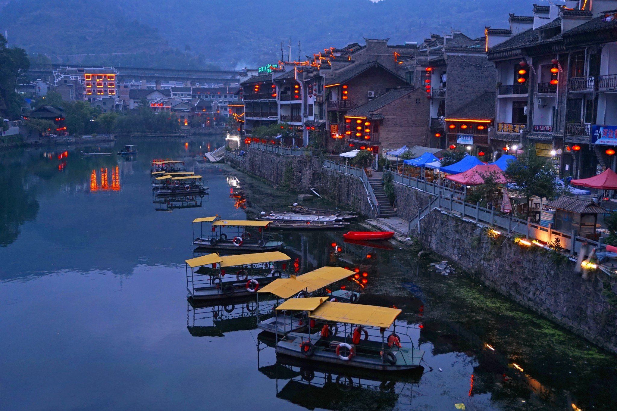 如果白天的那抹清溪沁入了你的心房,那晚上的夜色应该也不会让你失望.