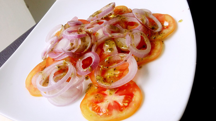 *西红柿洋葱沙拉*
