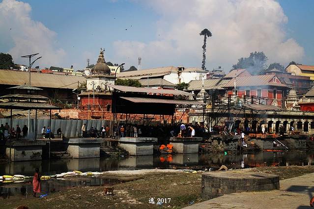 在尼泊尔的滑翔伞上等风来:你幸福了吗?