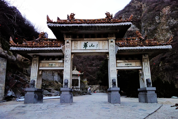 其实冬天水分蒸发不快,一瓶水到登山下来都没喝到一半,我们听信别的