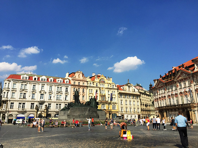 2017吃过饭,往布拉格广场走,路过可爱的鼹鼠玩