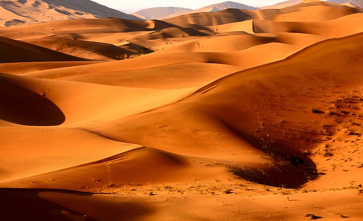"巴丹吉林沙漠位于内蒙古自治区西部，是我国四大沙漠之一，高耸入云的沙山，静谧的湖泊与湿地奇观构成..._巴丹吉林沙漠"的评论图片