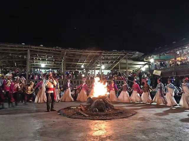 摩梭族篝火晚会