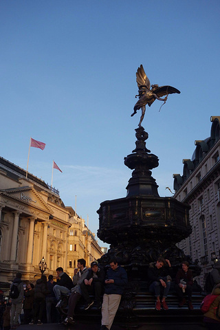 皮卡迪利广场(piccadilly circus)是伦敦最有名的圆形广场,周边建筑