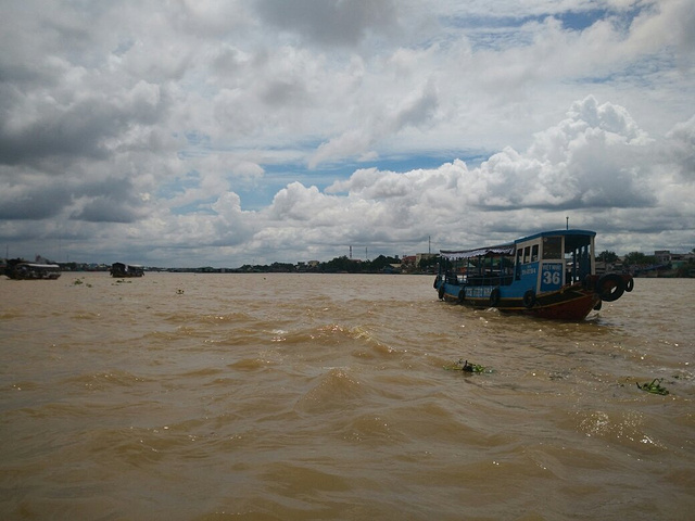 河,滋养着东南亚的人民,感觉比长江还要宽广,还要更黄,这里离入海口