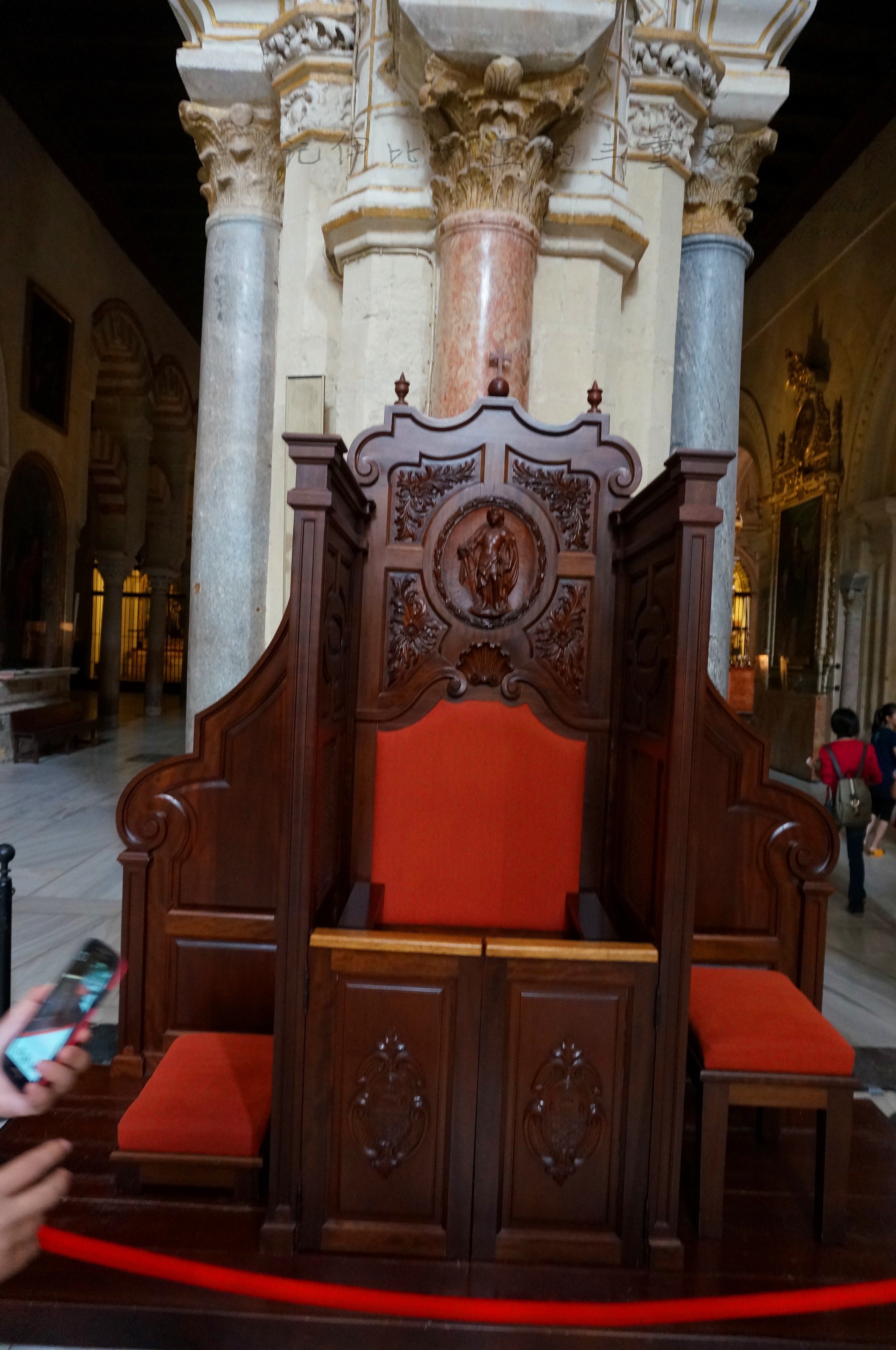 主教的椅子,主教坐于中间的椅子,基督教信徒或跪在主教身前,或坐于边