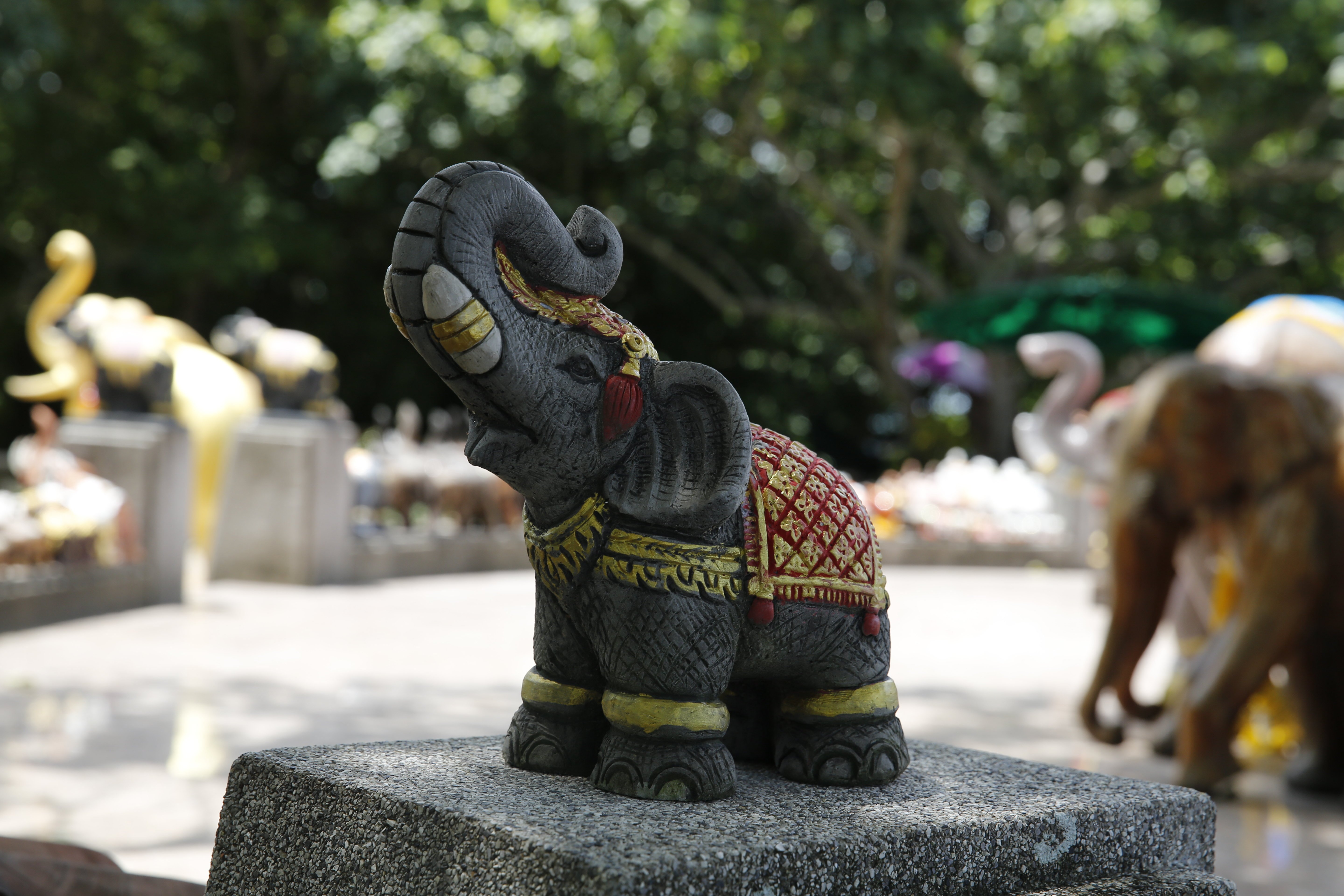 四面佛四周的小石象.