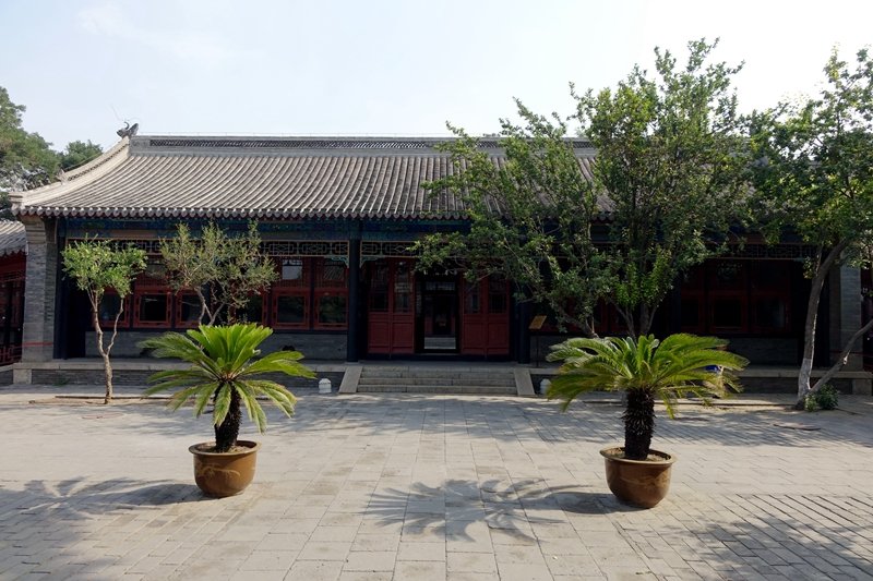 三堂正房五间,中间为穿堂间.