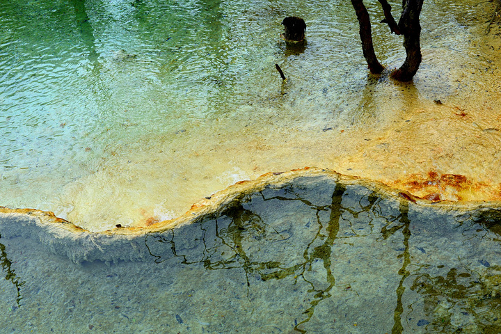 水色因水底沉积物和树木,山色的变化,而呈黄,绿,蓝等多种子选手颜色