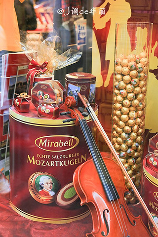 "那些遍布大街小巷的糖果店，家家都有印着莫扎特头像的巧克力球出售，有一些店铺已经有一百多年的历史了_萨尔茨堡老城区"的评论图片