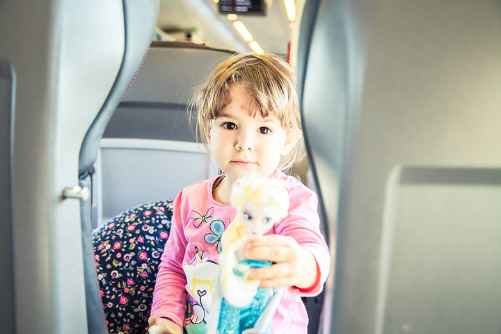 知的我,在一等车厢美美的坐下了。两个宝宝玩