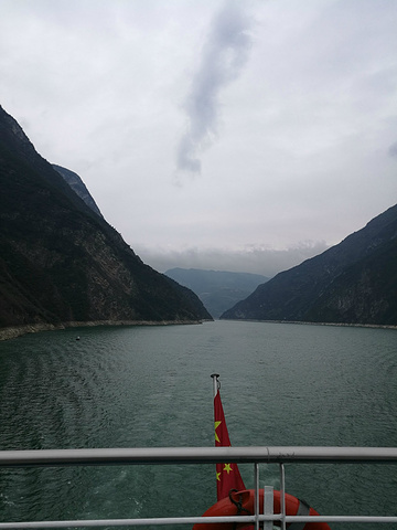 "午餐后船上导游把大家请到六楼甲板上，观看三峡两侧的精彩风景，还有10圆人民币背景---夔门_夔门"的评论图片