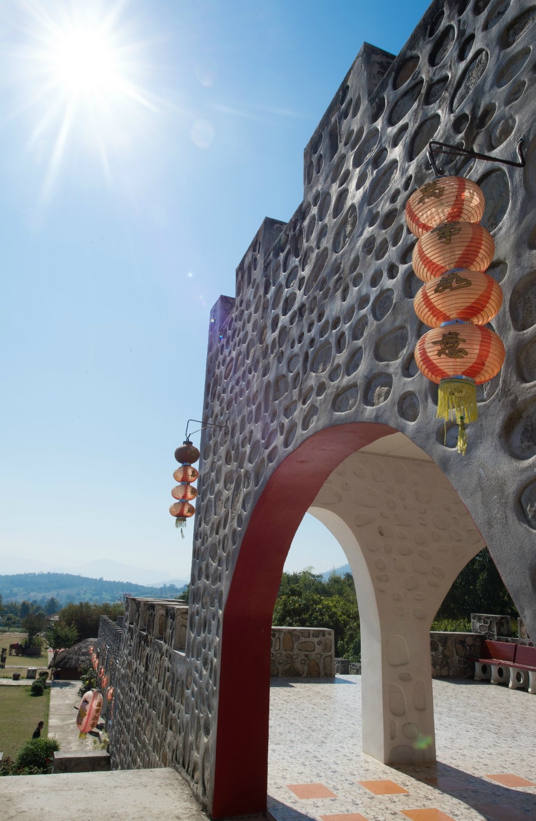 所以要游玩的话建议两个景点一起游览,最好包车或者