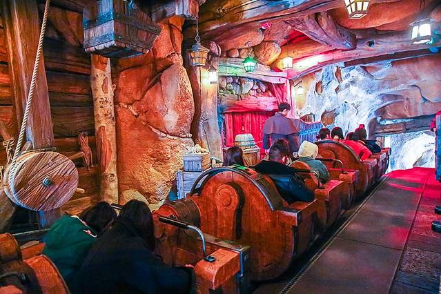 七个小矮人矿山车