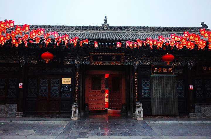 2024在回坊的外围,有一座都城隍庙,有着漂亮的牌坊门。所有的城隍庙门口貌似卖的都是一个东西_都城隍庙-评论-去哪儿攻略