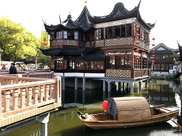 "湖心亭茶楼对面是豫园,这是一个经典江南园林,喝茶游园需要半天时间。不设预约,需要提前去等位_上海城隍庙"的评论图片