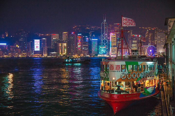 维港夜色里图案最经典的一搜天星小轮