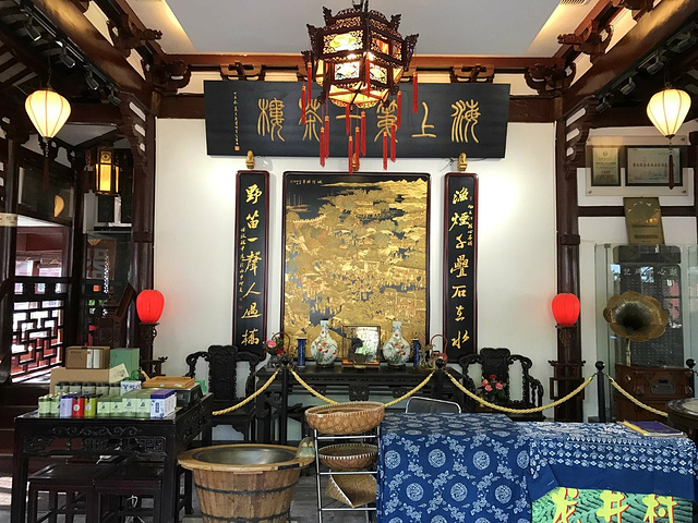 "湖心亭茶楼对面是豫园,这是一个经典江南园林,喝茶游园需要半天时间。不设预约,需要提前去等位_上海城隍庙"的评论图片