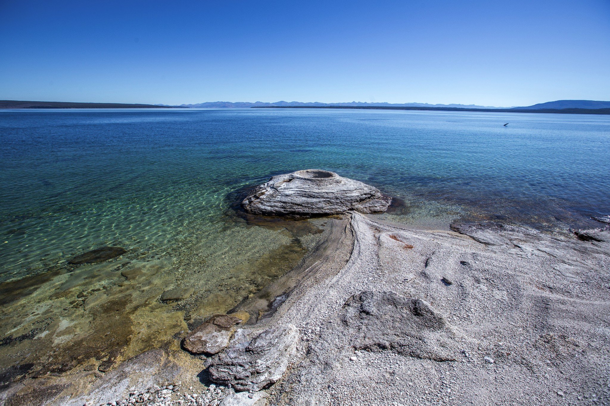 这个泉眼是个天然的煮鱼锅,以前一直流行着从冷湖里钓鱼再钩鱼放进