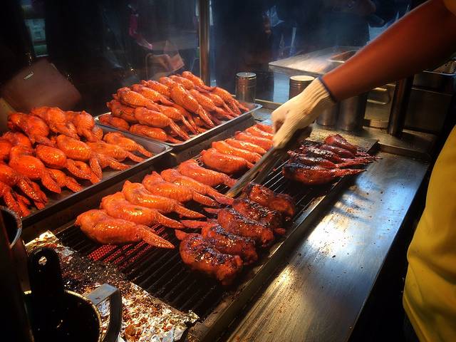 溜哥炭烤鸡翅包饭